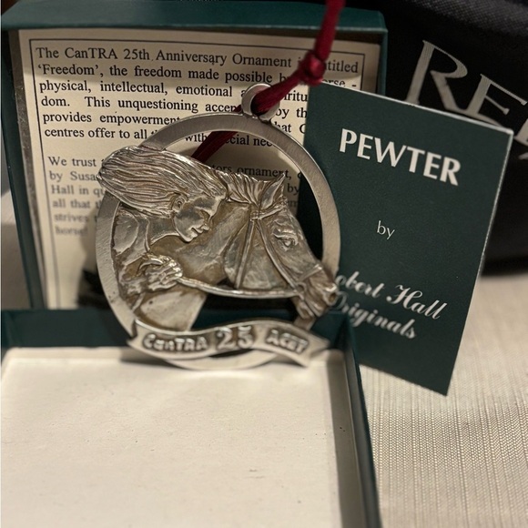 Pewter by Robert Hall 25th anniversary horse ornament Cantra 🇨🇦 - Picture 2 of 4